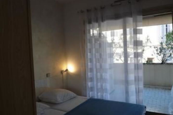 Room 4 of 11