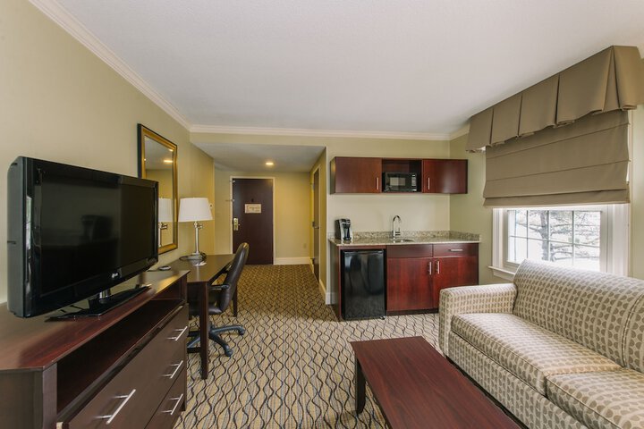2 Queen Beds (18 of 19)
