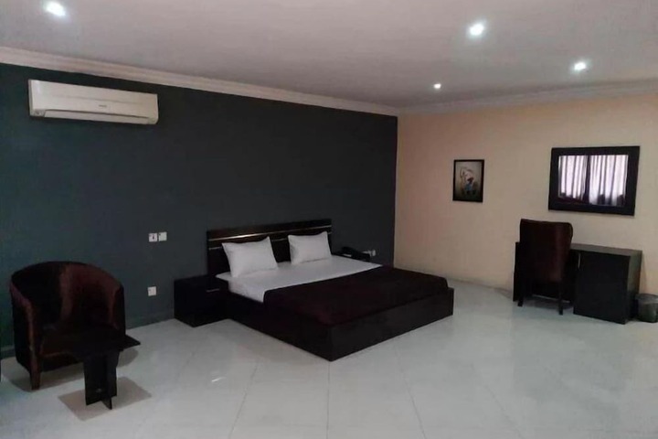 Room 4 of 17