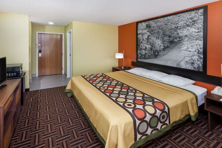 1 King Bed (2 of 10)