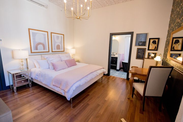 Deluxe Single Room 1 King Bed City View (26 of 30)