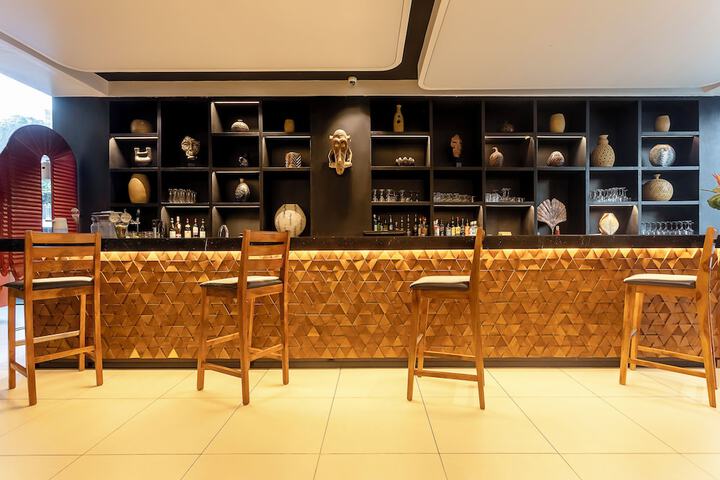 Lounge 27 of 43