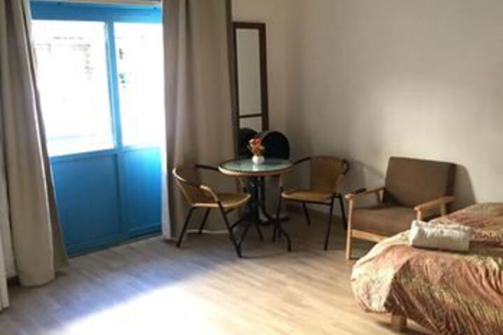 Room 5 of 8