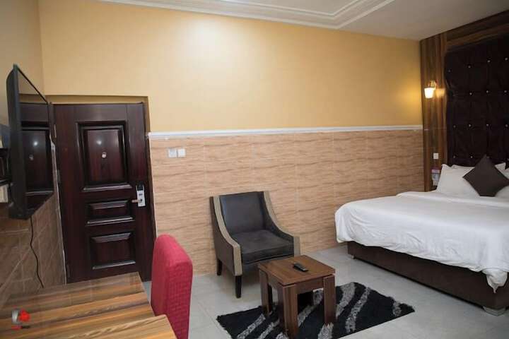 Room 27 of 76