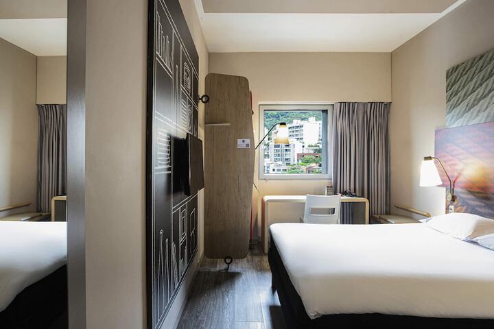 Room 12 of 77