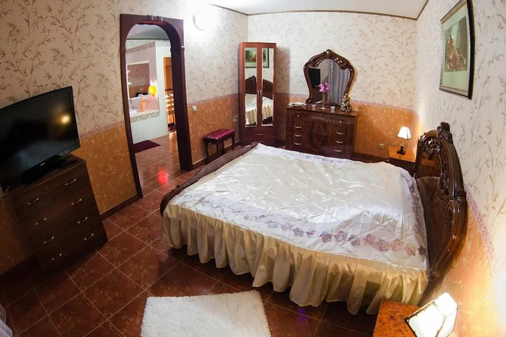 Room 5 of 11