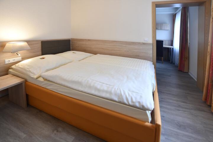 Room 3 of 83