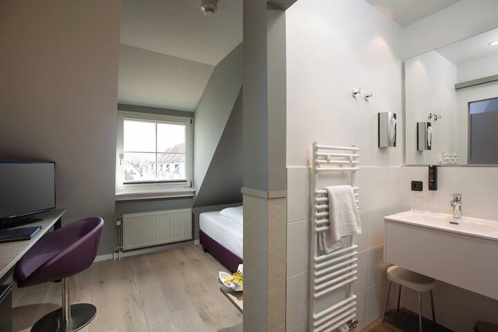 Room 16 of 110
