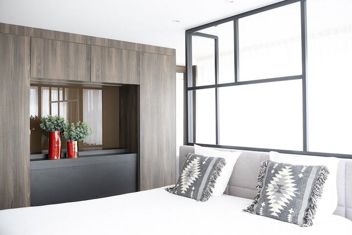 Room 32 of 68