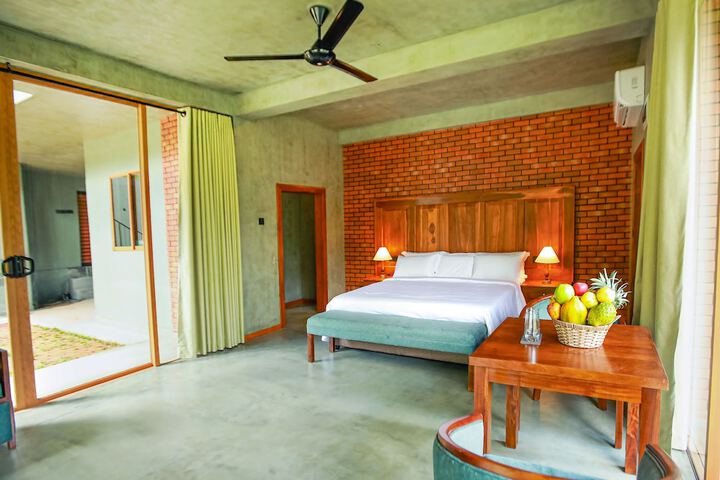 Room 3 of 76