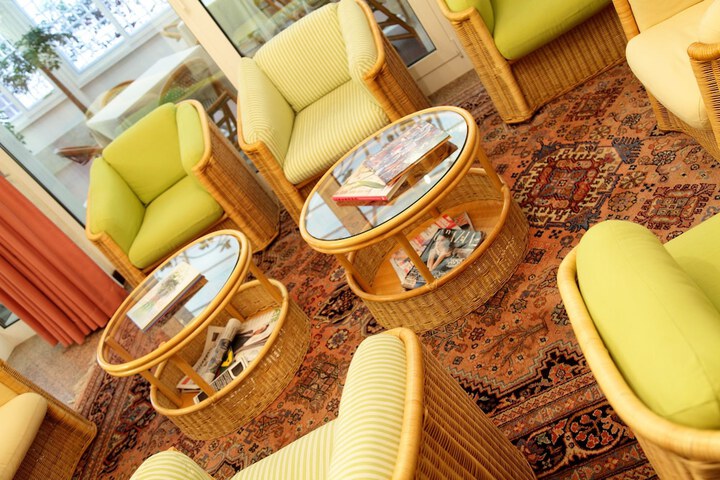 Lounge 43 of 54