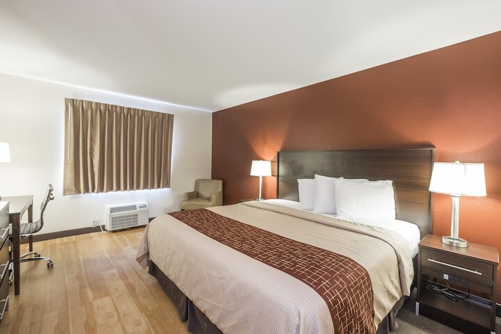 Deluxe King Bed (5 of 14)