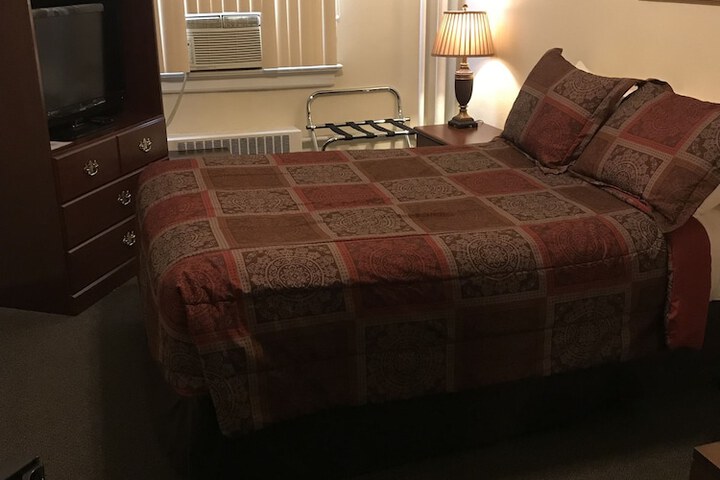Room 5 of 8
