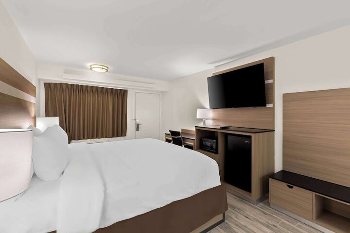 1 King Bed (6 of 12)