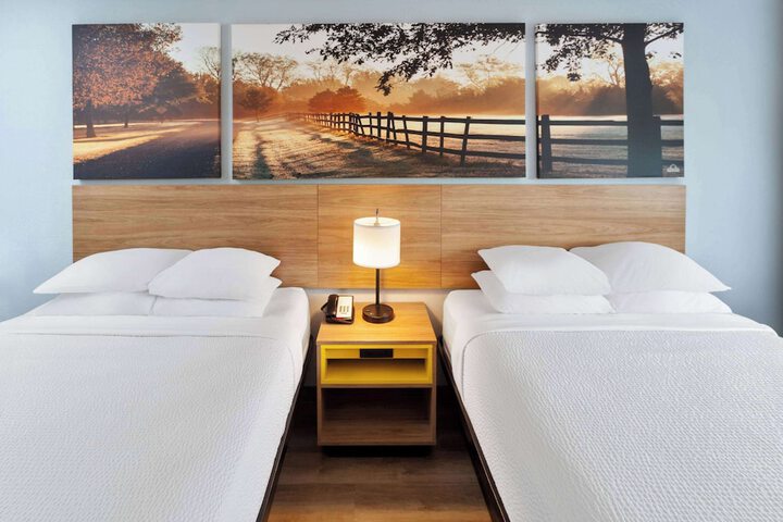 1 Queen Bed (11 of 15)