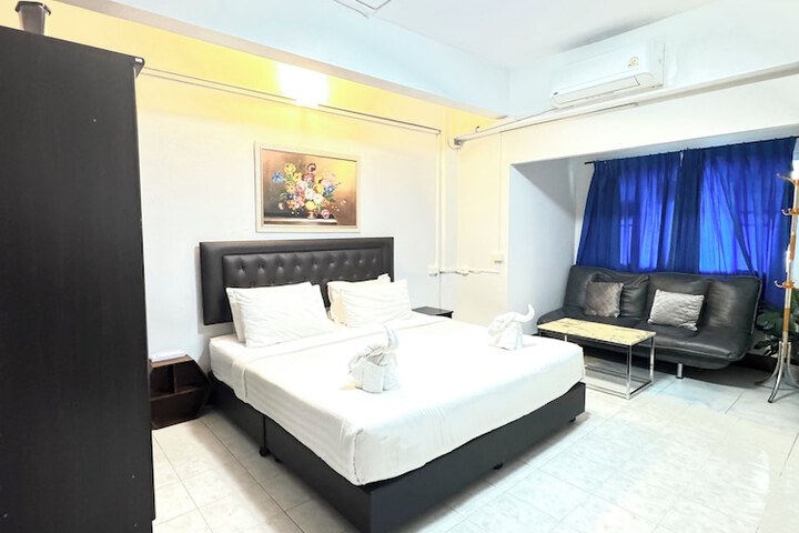 Room 12 of 28