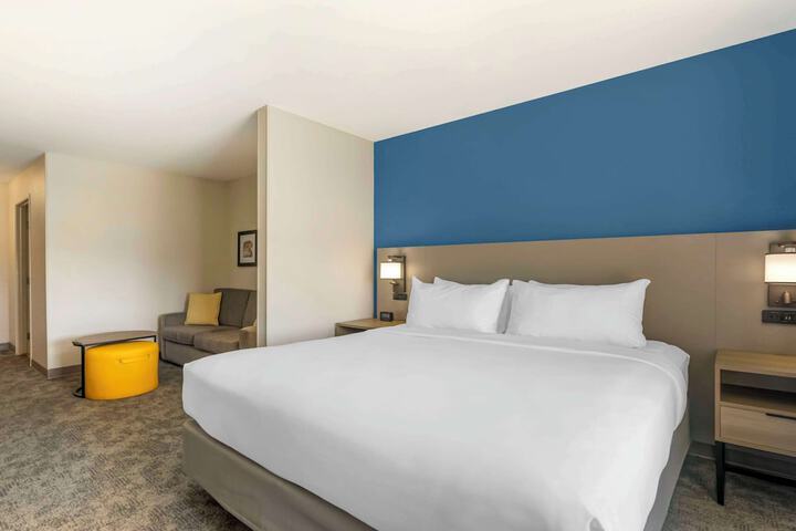 1 King Bed Suite Accessible (11 of 16)