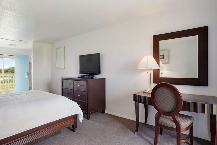 1 Queen Bed (11 of 11)