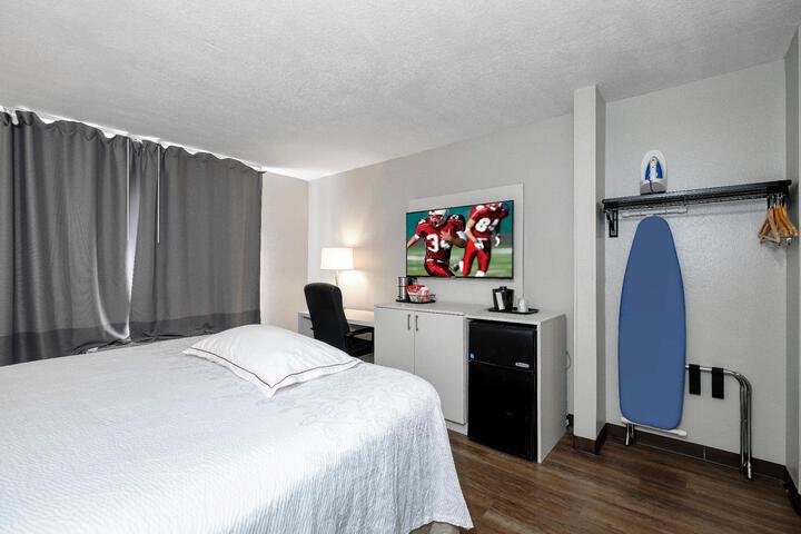 1 King Bed Accessible (8 of 23)