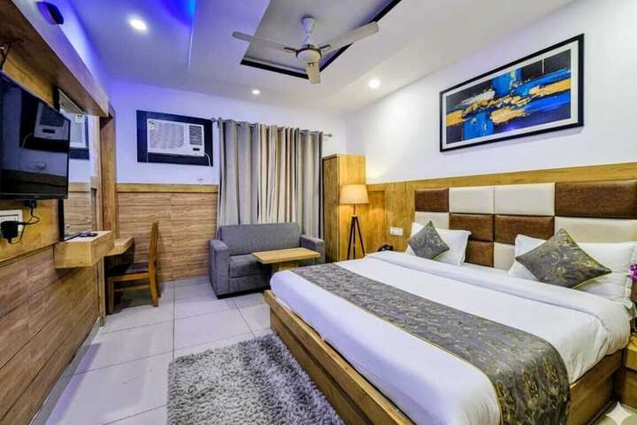Room 10 of 13