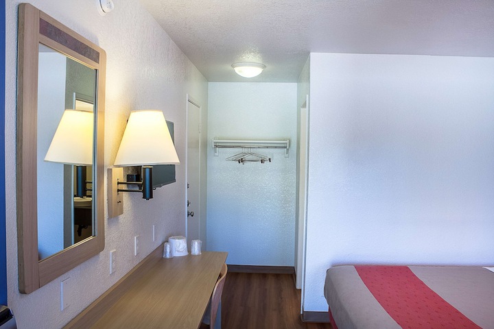 1 Queen Bed (2 of 6)
