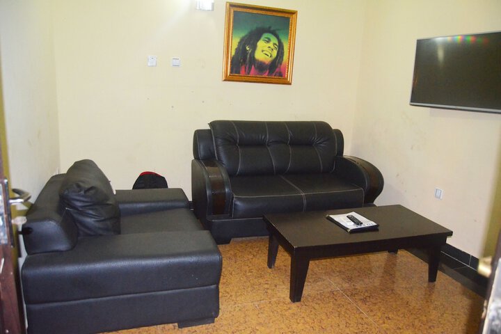 Room 6 of 28