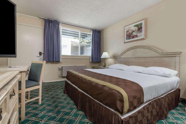 1 King Bed (8 of 10)