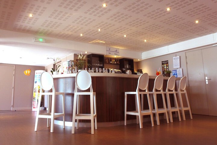 Lounge 42 of 48
