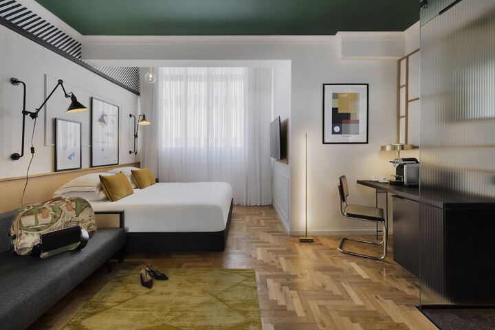 Room 16 of 39
