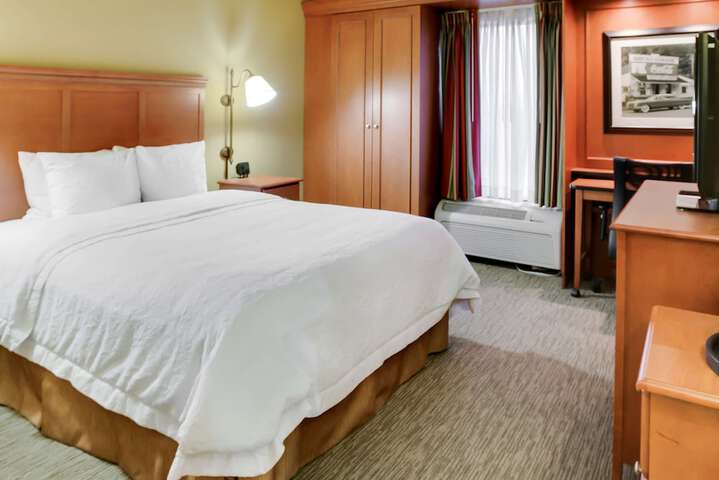 1 Queen Bed Accessible (3 of 19)