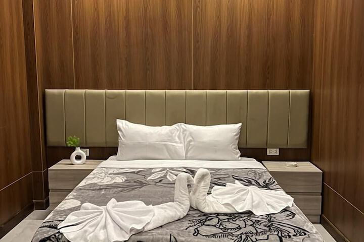 Room 6 of 15