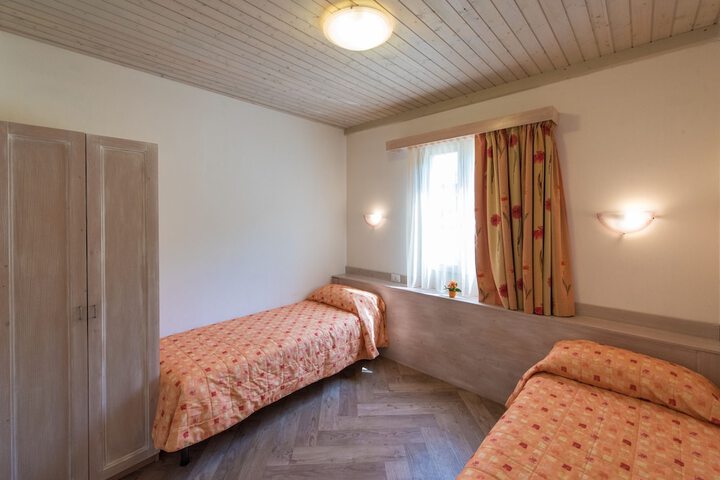 Room 4 of 25