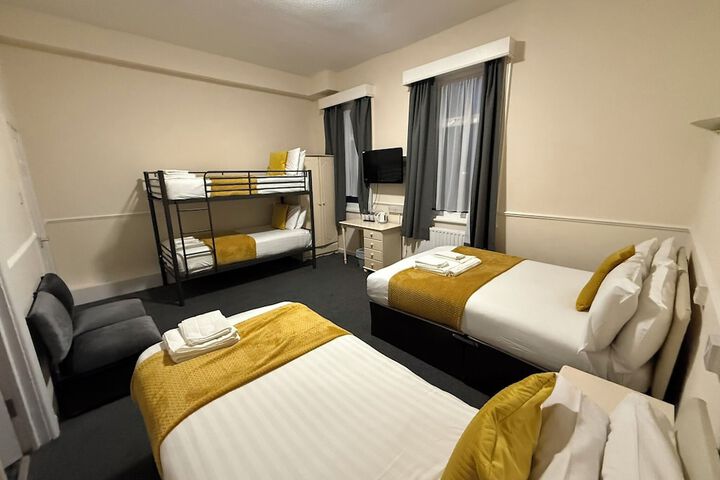Room 32 of 126