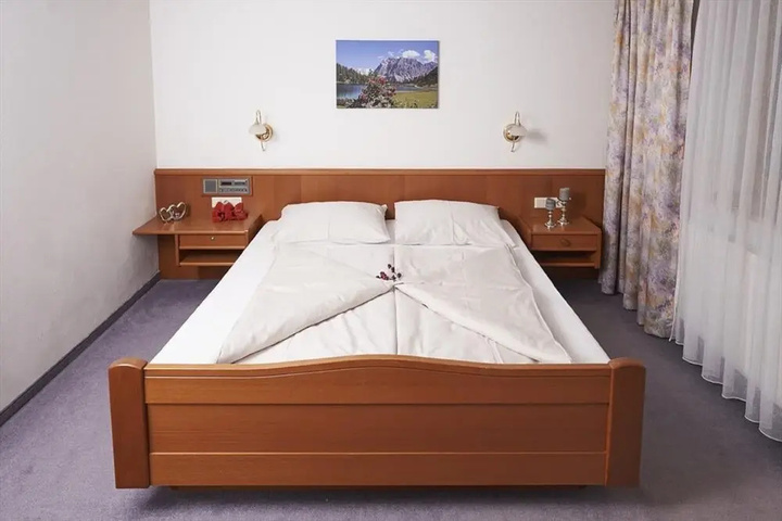 Room 4 of 17