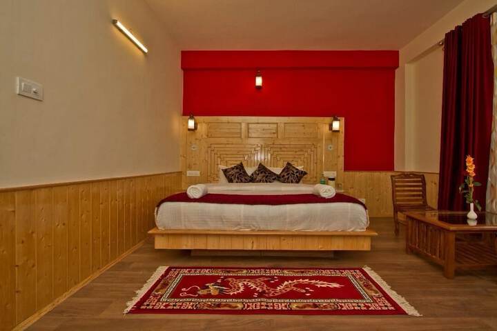 Room 5 of 8