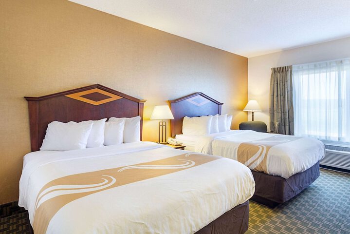 2 Queen Beds (7 of 9)