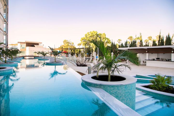 Hotel with Pool