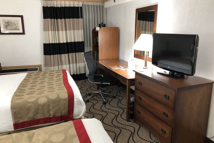 2 Queen Beds (3 of 10)