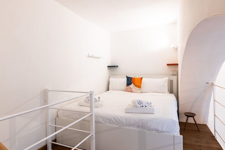 Room 10 of 26