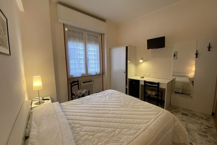 Room 11 of 27