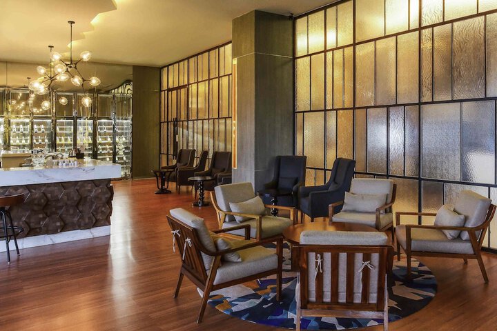 Lounge 43 of 56