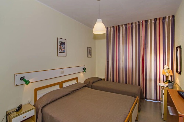 Room 10 of 30