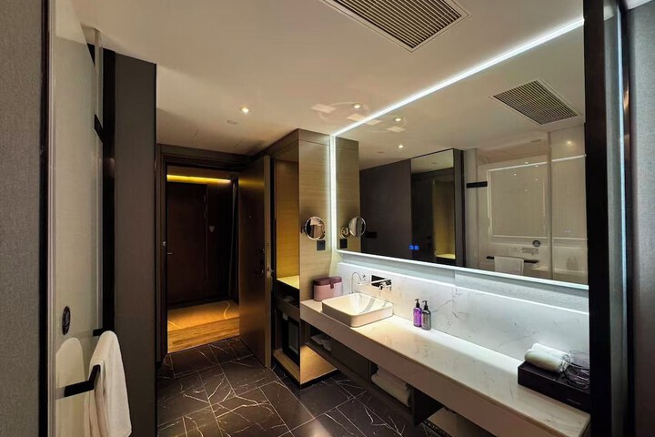 Room 32 of 39