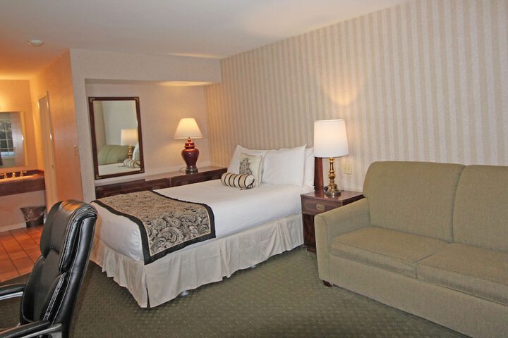 1 Queen Bed (10 of 14)