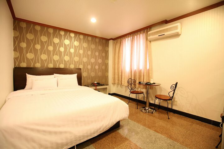 Room 6 of 43