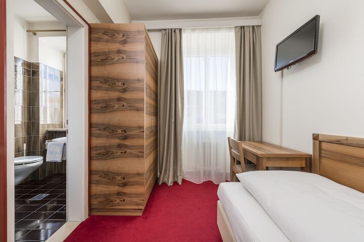 Room 8 of 48