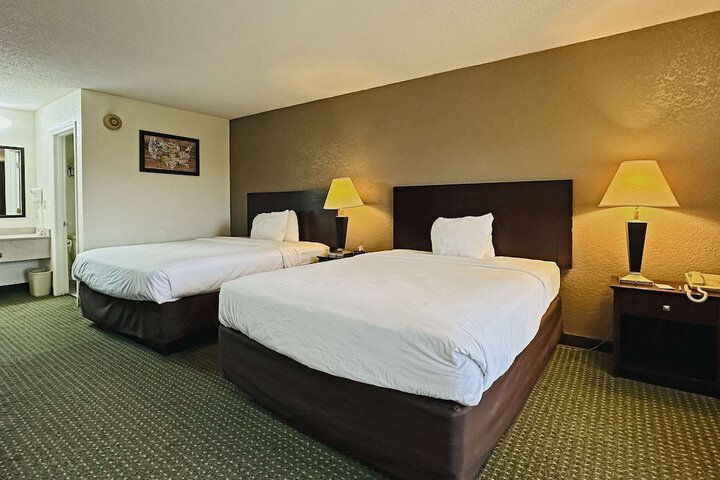 1 Queen Bed (10 of 13)