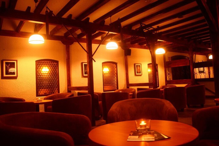 Lounge 20 of 34