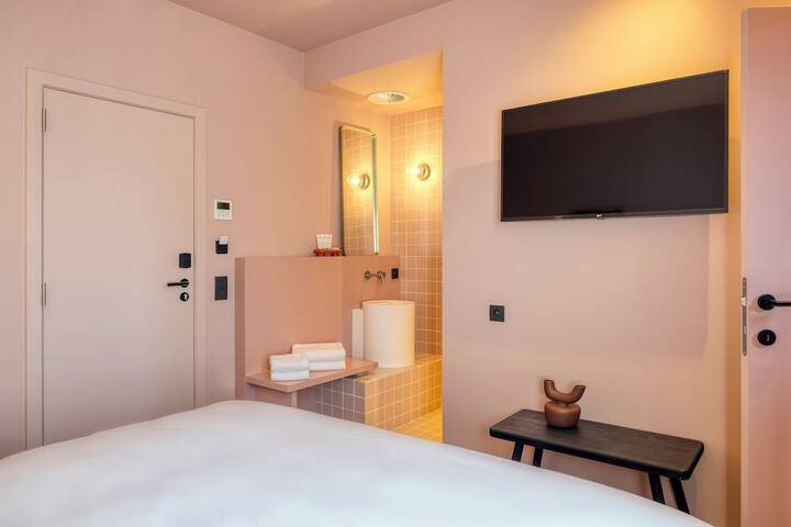 Room 10 of 33