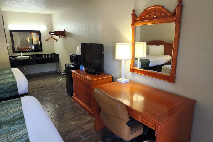 1 Queen Bed Mobility Accessible Bathtub with Grab Bars (12 of 18)
